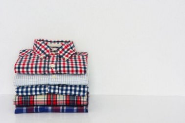 Aprenda a dobrar suas camisas em tempo recorde
