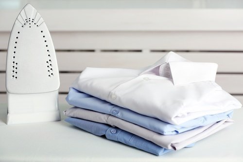 Aprenda a dobrar suas camisas em tempo recorde