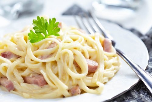 Espaguete à carbonara com salsinha