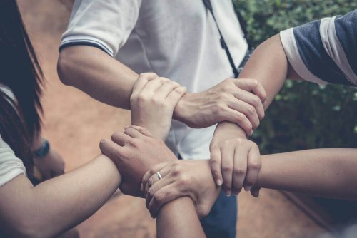 Como ensinar seu filho a ajudar os outros
