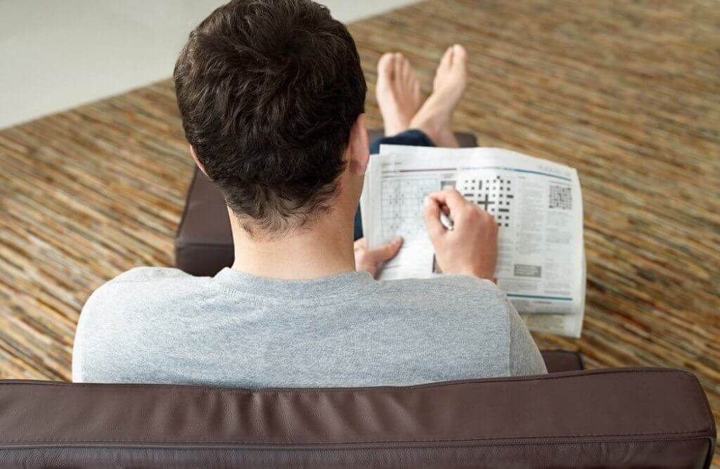 Ler, montar quebra-cabeças, e fazer sudoku e palavras-cruzadas são atividades muito benéficas para o cérebro