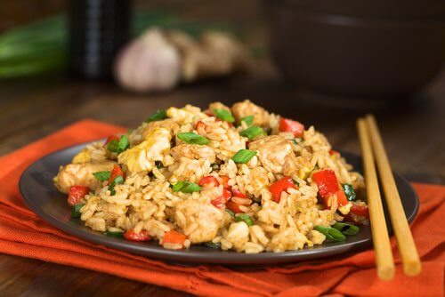 Arroz frito caseiro com verduras