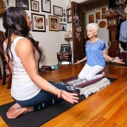 Pode-se praticar ioga em qualquer idade, tanto jovens como idosas