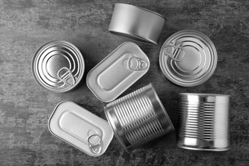 Organizador múltiplo com várias latas recicladas