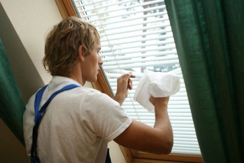 Objetos que você pode fabricar para limpar persianas