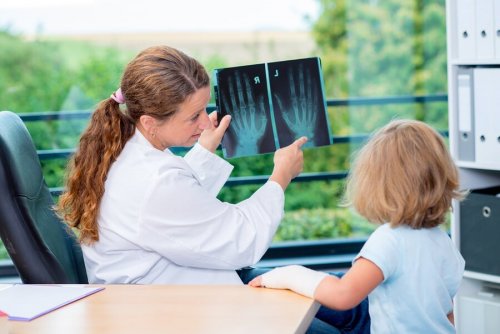 Médica observando o desenvolvimento ósseo da criança