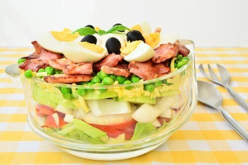 Salada com ovo e legumes