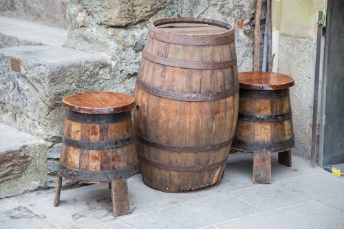 Móveis com material reciclado em forma de barril