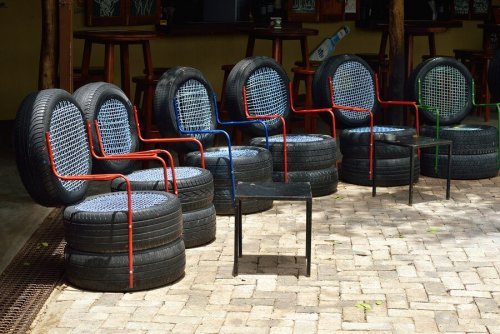 Móveis com material reciclado com pneus