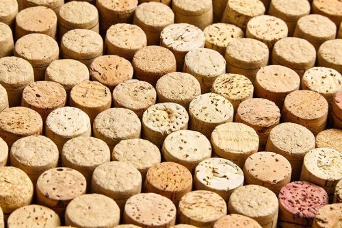 Móveis com material reciclado com rolhas de garrafas