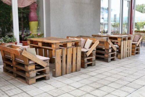 Móveis com material reciclado para fazer em casa
