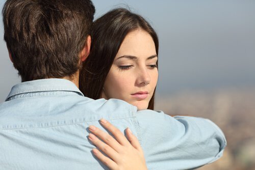 Mulher cometendo traição com um homem