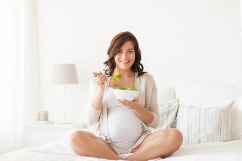 Alimentar-se adequadamente evita a queda de cabelo durante a gravidez