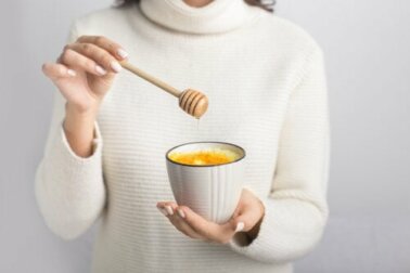Como tratar a dor de garganta com mel e água morna