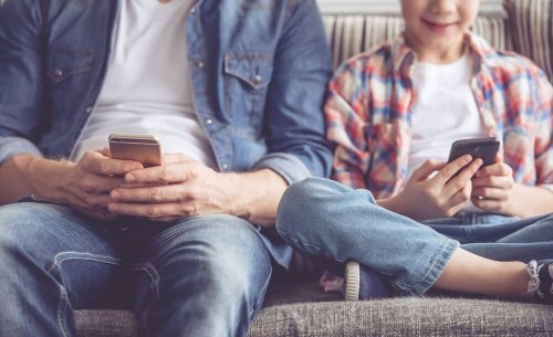 O uso do smartphone pode prejudicar seu filho, por isso deve ser monitorado
