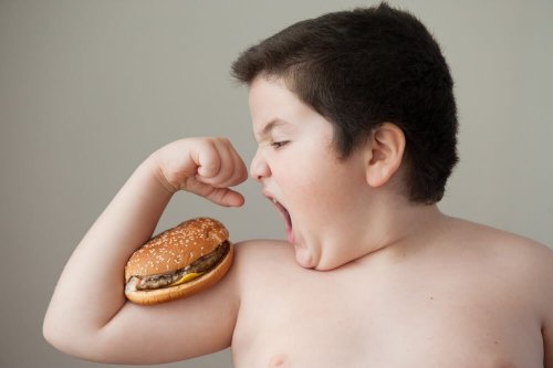 Em que consiste o método de María Sandón para combater a obesidade infantil?