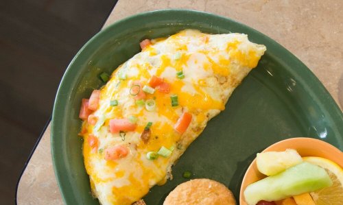 Deliciosa omelete recheada com presunto e queijo