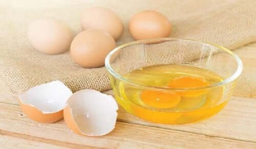 Embora possa te surpreender, a gema de ovo pode funcionar como xampu