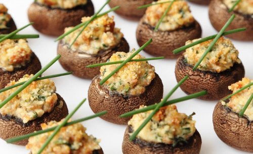 Cogumelos Portobello recheados com salada caprese