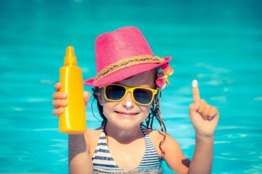 Qual é a diferença entre protetor solar, bronzeador e creme solar?