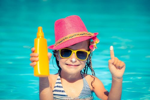 Qual é a diferença entre protetor solar, bronzeador e creme solar?