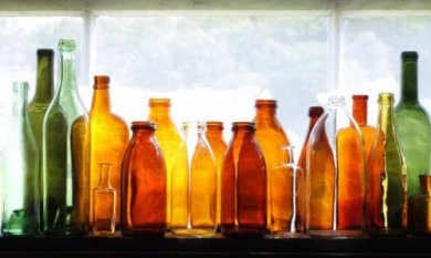 Como reciclar garrafas de vidro para decorar seu jardim