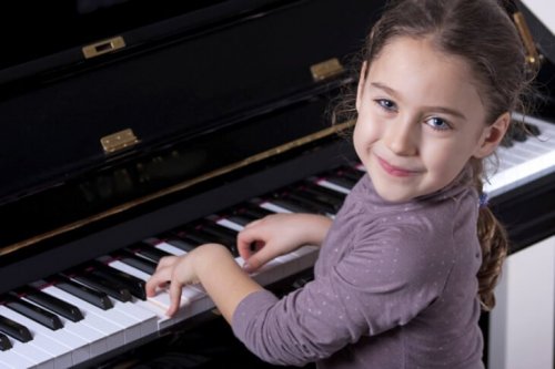 uma criança superdotada tocando piano precocemente
