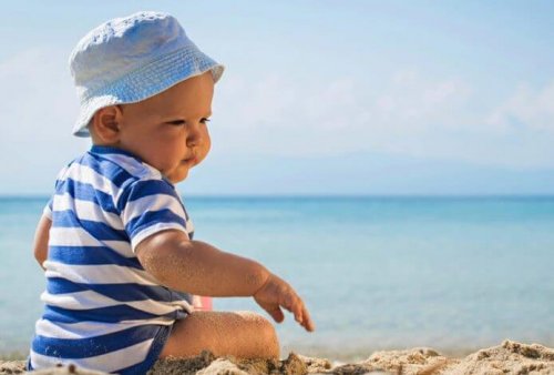 Quando levar seu filho à praia, recomenda-se colocar protetor solar para bebês