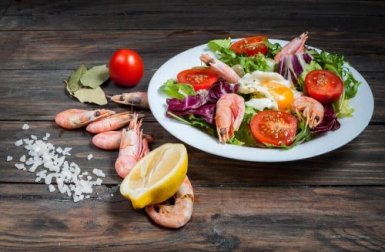 Salada crocante de camarão e legumes