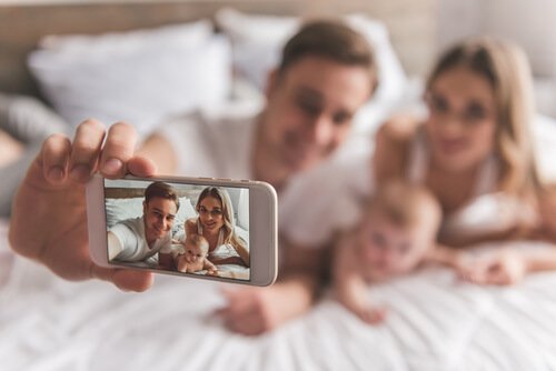Selfie com a família que pode se tornar uma foto para colocar em porta-retratos decorados