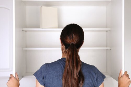 Mulher vai reciclar uma despensa