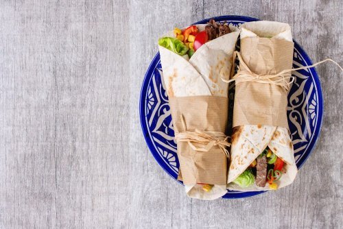 Burrito de arroz de couve-flor e salada tailandesa