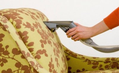 Cama balinesa com almofadas