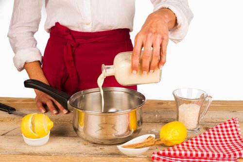 Preparação da receita de canudinhos recheados com creme