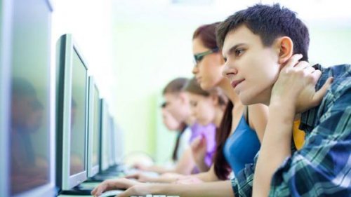O uso indiscriminado da internet pode expor os jovens ao cyberbullying