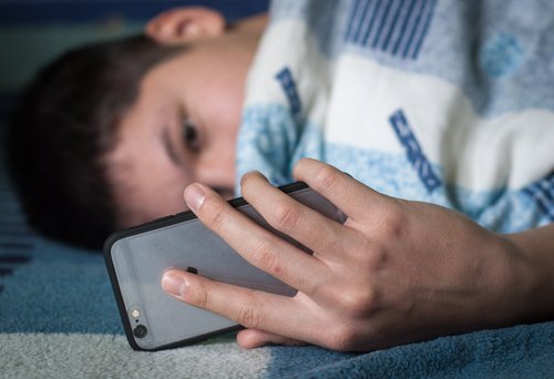 Homem aprendendo como os apps de relacionamento funcionam