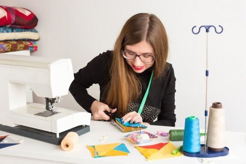 Como fazer uma cortina infantil com restos de tecido?