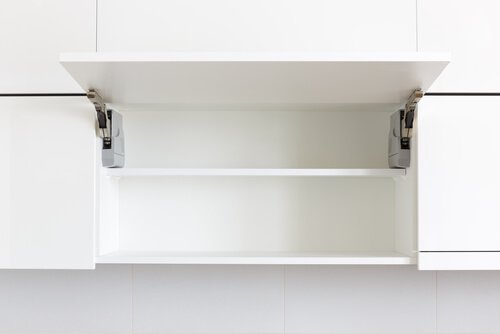 Recicle uma despensa e pinte-a de branco