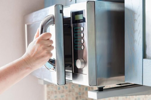 Micro-ondas para limpar esponjas de cozinha