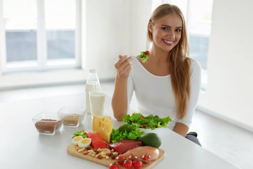 Mulher mantendo uma dieta equilibrada