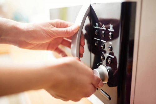 Como manter as esponjas de cozinha limpas?