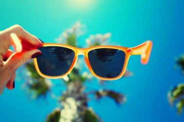 Óculos de sol: por que é importante usá-los
