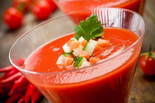 Gaspacho com vegetais e tomate
