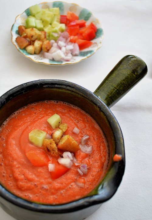 Gaspacho com vegetais e pedaços