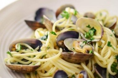 Macarrão salteado com ostras e lagostins