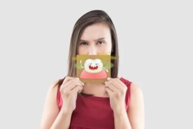 Combater a halitose com um remédio de salsa e cravo-da-índia