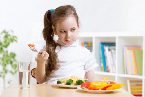 Menina com neofobia alimentar