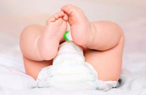 Ao tocar a fralda, devemos ter cuidado com o pênis do bebê