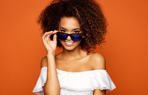 Mulher com óculos de sol