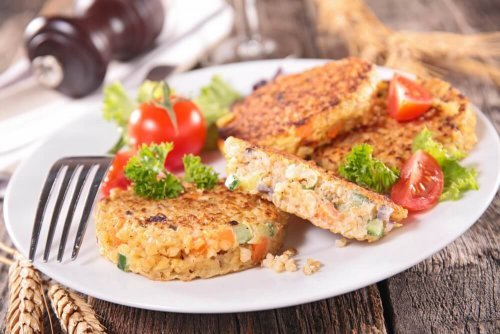 Omelete de alho poró, quinoa e bebida de avelãs